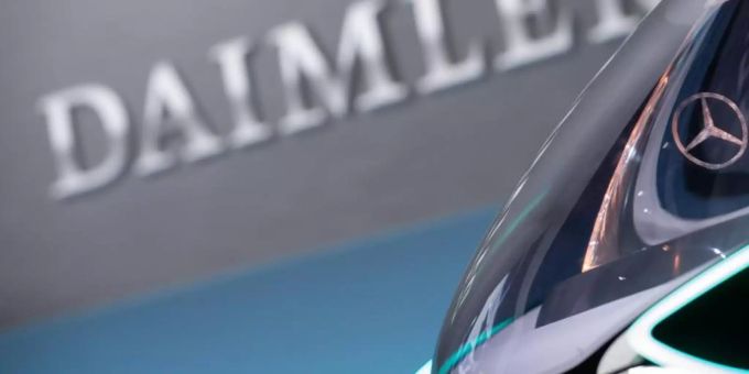 Vor allem bei den Reisekosten sieht Daimler Sparpotenzial. Foto: Sebastian Gollnow Vor allem bei den Reisekosten sieht Daimler Sparpotenzial. Foto: Sebastian Gollnow