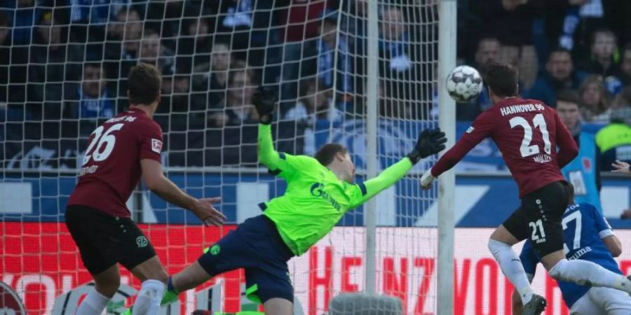 Schalkes Torwart Alexander Nübel hielt seinen Kasten gegen Hannover 96 sauber. Foto: Swen Pförtner