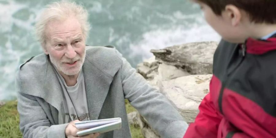 Alex (Louis Ashbourne Serkis, r) stellt sich an der Seite des Zauberers Merlin (Patrick Stewart) der bösen Hexe entgegen. Foto: -/Twentieth Century Fox
