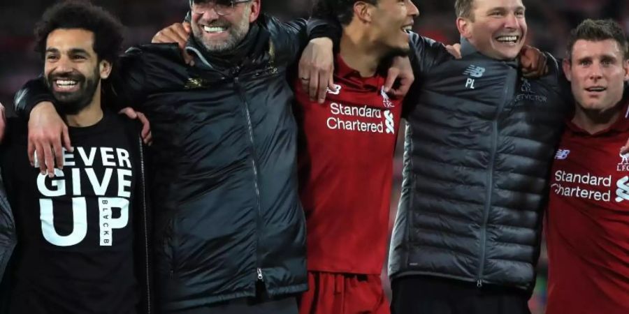 Liverpools Trainer Jürgen Klopp (2.v.l.) feiert mit seinen Spielern den 4:0-Sieg über den FC Barcelona. Foto: Peter Byrne/PA Wire