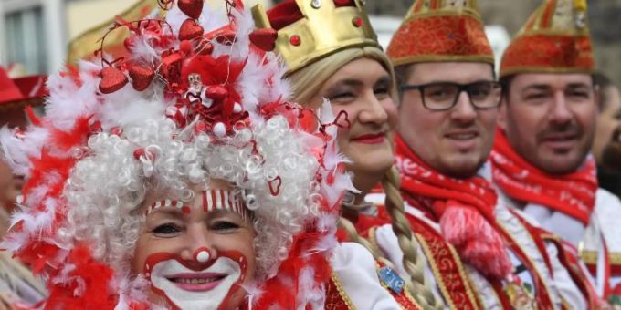 Karnevalisten beim Rosenmontagszug in Köln. Foto: Federico Gambarini
