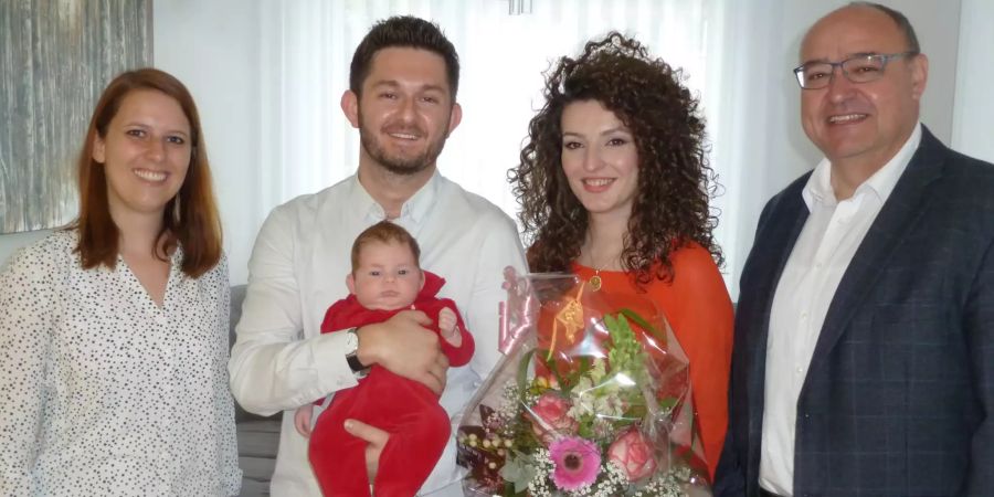 Erlinda und Besfort Hoxha mit ihrer Tochter Ila