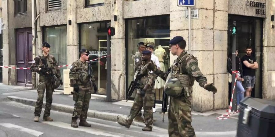 Nach der Explosion in Lyon mit mehreren Verletzten übernahmen Anti-Terror-Spezialisten der Pariser Staatsanwaltschaft die Ermittlungen. Foto: Sebastien Erome/AP