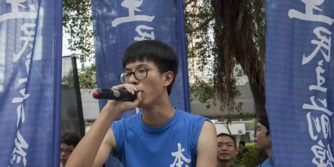 Zwei geflüchtete Aktivisten finden in Deutschland Schutz. Ray Wong ist einer von ihnen. Foto: Alex Hofford/EPA/Archiv Zwei geflüchtete Aktivisten finden in Deutschland Schutz. Ray Wong ist einer von ihnen. Foto: Alex Hofford/EPA/Archiv