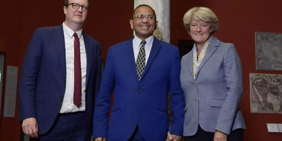 Staatsministerin Grütters mit Botschafter Guibeb (M.)