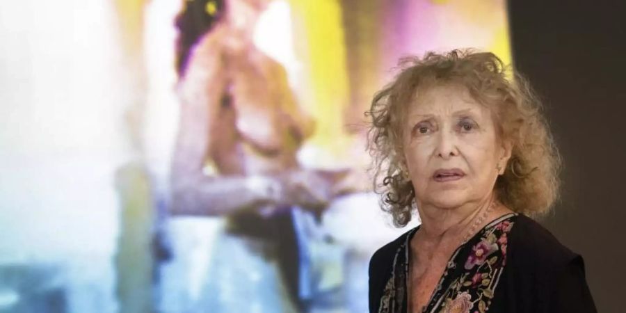 Carolee Schneemann vor ihrer Arbeit «Body Collage» (1967). Foto: Andreas Arnold