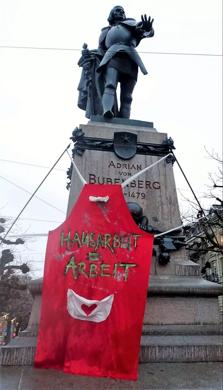 Etwas schwierig gestaltete sich offenbar die Anbringung einer Schürze am Denkmal von Adrian von Bubenberg in Bern.