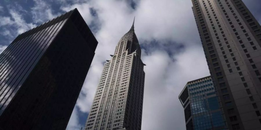 Wolken ziehen hinter dem Chrysler Building (M) und umgebenden Hochhäusern in New York vorbei. Karstadt-Eigner Benko übernimmt mit einem Partner das weltberühmte Gebäude in Big Apple. Foto: Mark Lennihan/AP