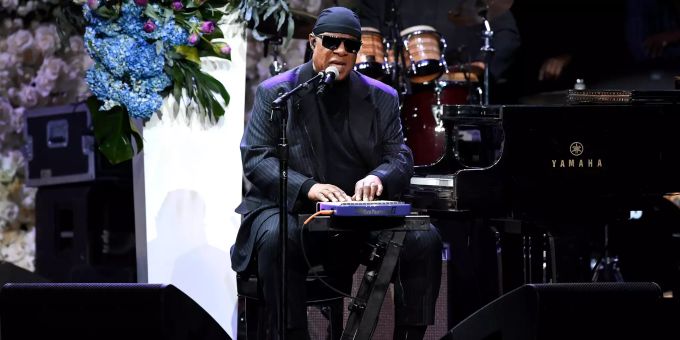 Stevie Wonder singt an der Trauerfeier von Nipsey Hussle. Nipsey Hussle