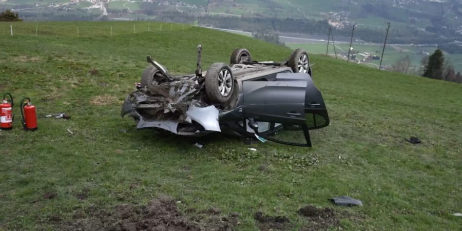 Nach dem Flug über 20 Meter war das Auto schrottreif.