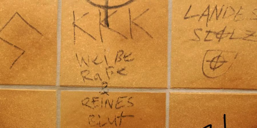 Rechtsradikale Sprüche an Wänden sind wie rassistische Beleidigungen im Arbeits- und Schulalltag keine Ausnahme, wie ein Bericht des Bundes zeigt. (Symbolbild)