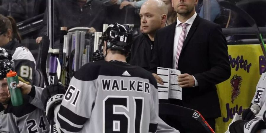 Die Los Angeles Kings suchen einen neuen Chefcoach. Co-Trainer des NHL-Teams ist Marco Sturm (M). Foto: Joe Buglewicz/AP/dpa