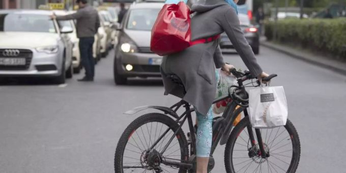 Viele Radfahrer in Deutschland wünschen sich vom Autoverkehr getrennte, glatt asphaltierte Radwege, die breit genug sind fürs Überholen. Foto: Boris Roessler Viele Radfahrer in Deutschland wünschen sich vom Autoverkehr getrennte, glatt asphaltierte Radwege, die breit genug sind fürs Überholen. Foto: Boris Roessler