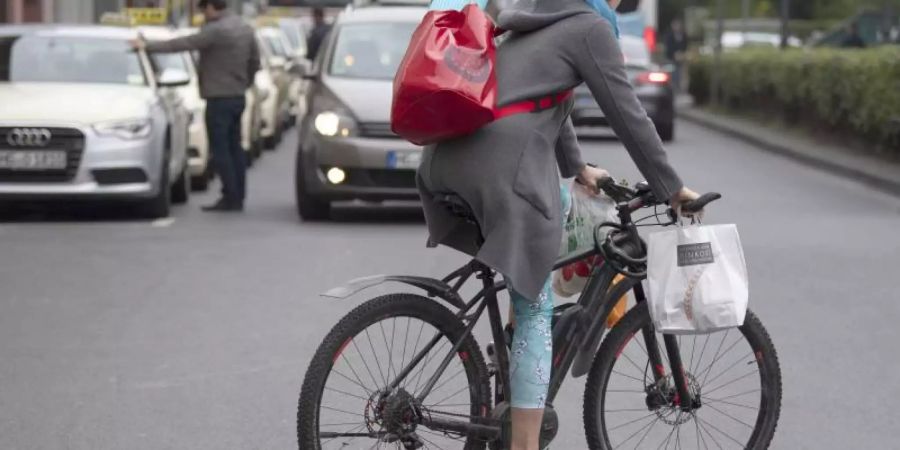 Viele Radfahrer in Deutschland wünschen sich vom Autoverkehr getrennte, glatt asphaltierte Radwege, die breit genug sind fürs Überholen. Foto: Boris Roessler