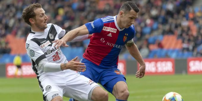 Marek Suchy (rechts, FCB) im Zweikampf mit Alexander Gerndt (FC Lugano). FCB gegen FC Lugano