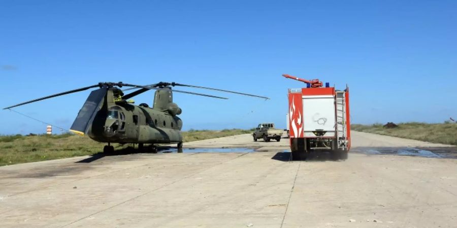 Ein beschädigter Armeehubschrauber am Flughafen Mitiga