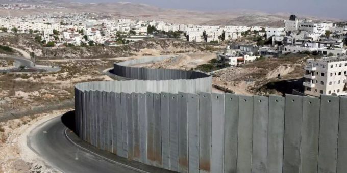 Eine hohe Mauer trennt jüdisches und palestinensisches Gebiet im Westjordanland nördlich von Jerusalem. Netanyahu