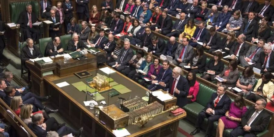 Jeremy Corbyn gestikuliert im britischen Unterhaus. Premierministerin May war den Gegnern eines No-Deal-Brexits zuvor weit entgegengekommen. Foto: Mark Duffy/UK Parliament/AP