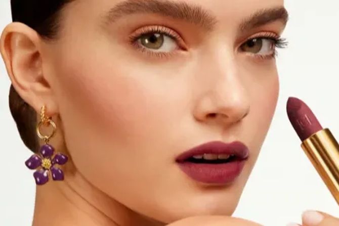 Weibliches Model mit Lippenstift von Carolina Herrera