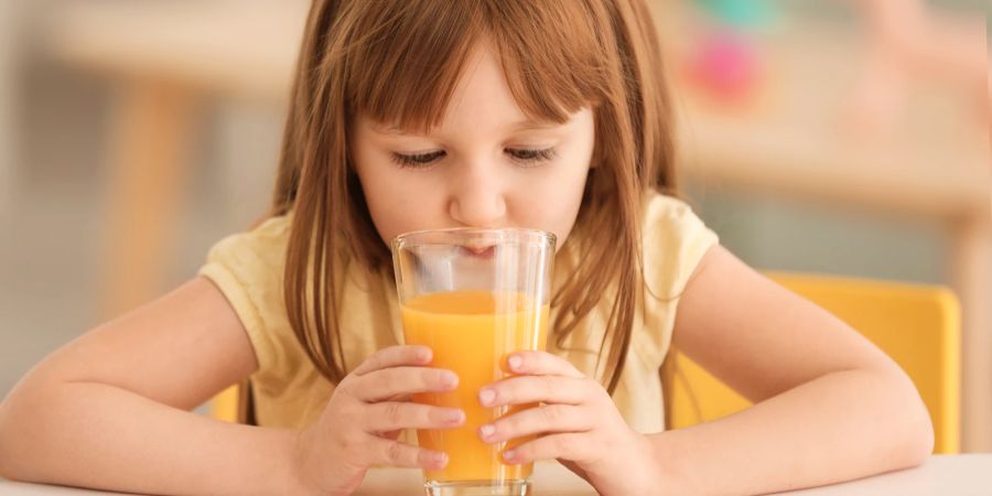 Fruchtsaft ist für Kinder kein Tabu, sollte Wasser aber keinesfsalls ersetzen.