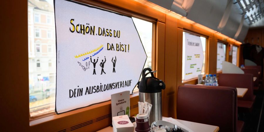 Um Nachwuchskräfte zu gewinnen, macht die Deutsche Bahn nun auch an Schulen auf sich aufmerksam.