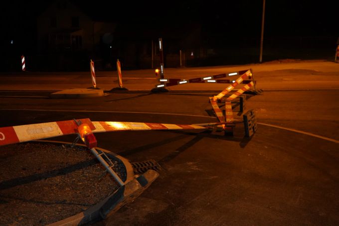 Ein Opfer der Bise am späten Sonntagabend: Eine umgestürzte Bau-Abschrankung in Rapperswil SG. Bise Wetter