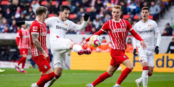 Lebendiges Spiel, kein Sieger: Leverkusens Sardar Azmoun (2.v.l) macht das Tor zum 1:1-Endstand gegen den SC Freiburg. SC Freiburg