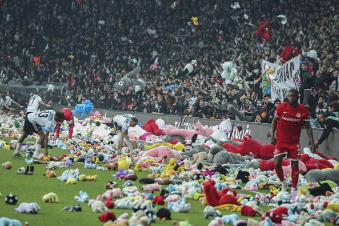 Plüschtiere als Akt der Solidarität während der Partie zwischen Besiktas und Antalyaspor. APTOPIX Turkey Soccer
