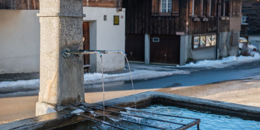 Der Dorfbrunnen in Elm. - Gemeinde Glarus Süd