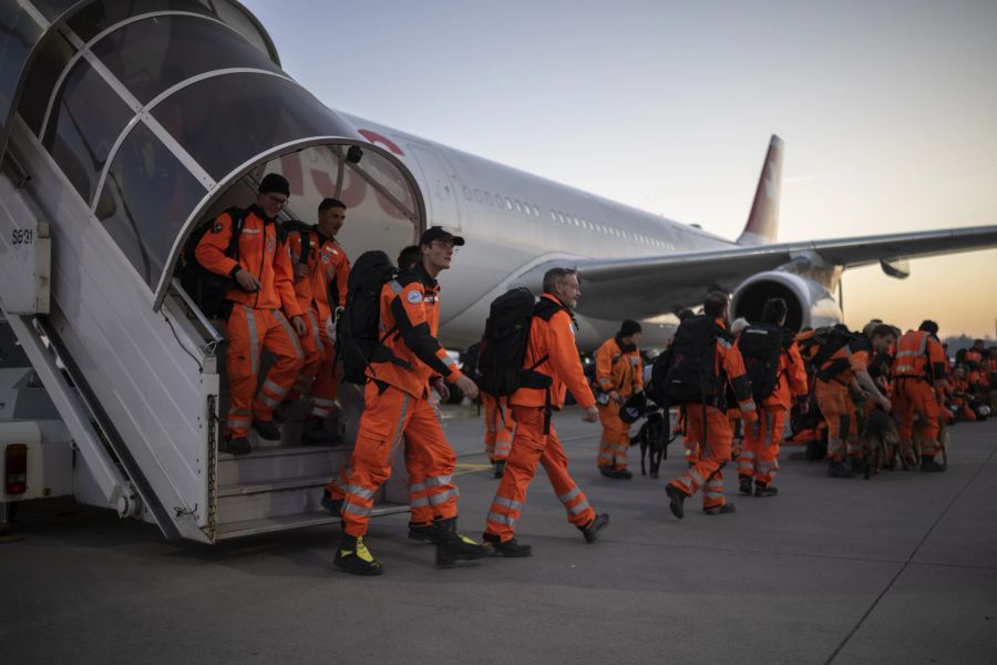 Touchdown in Zürich: Schweizer Experten und Retter mit Diensthunden der Rettungskette Schweiz verlassen das Flugzeug.