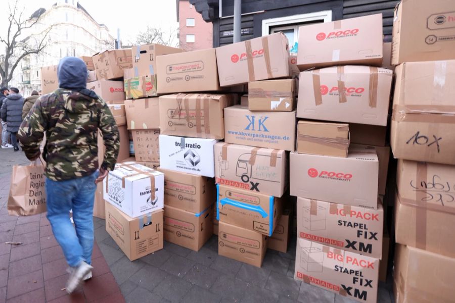 Auch in Europa hat die Katastrophe für viel Aufmerksamkeit und Betroffenheit gesorgt. Hier stapeln sich in Hamburg Kartons mit Spenden für die Betroffenen.