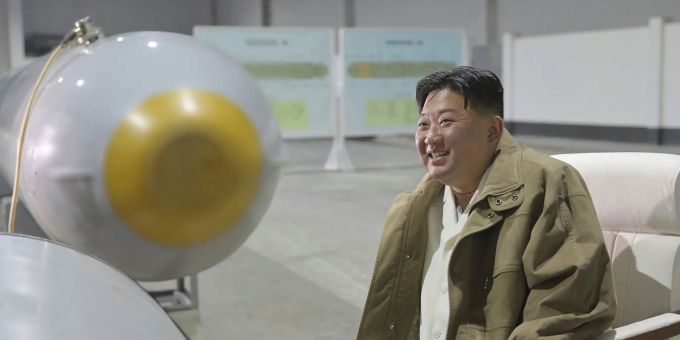 Auf diesem undatierten Foto, das von der nordkoreanischen Regierung zur Verfügung gestellt wurde, inspiziert der nordkoreanische Staatschef Kim Jong Un das angeblich unbemannte Unterwasser-Atomangriffsschiff «Haeil» North Korea