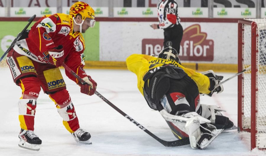 Biel-Topskorer Jesper Olofsson trifft nach einem Scheiben-Verlust von SCB-Verteidiger Mika Henauer.