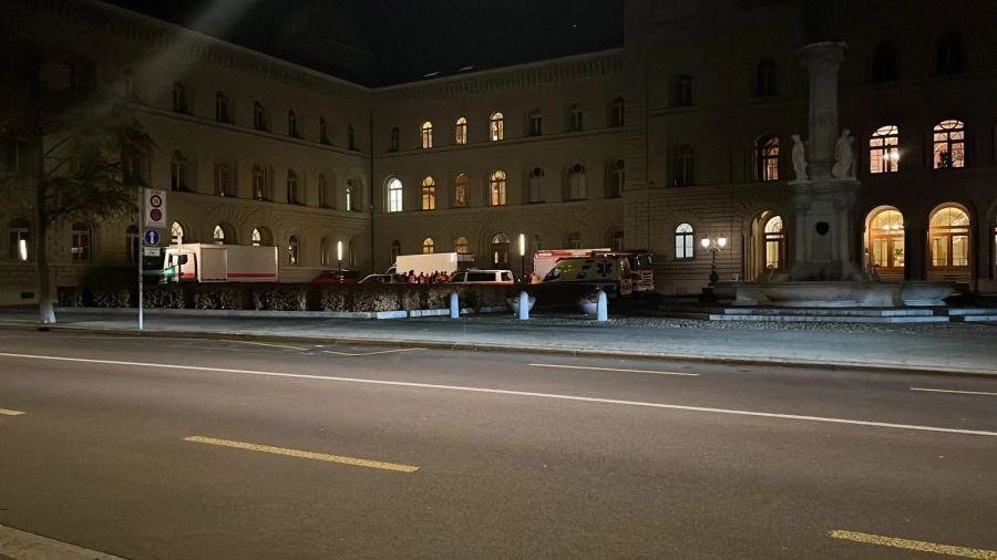 Rettungskräfte räumen am Dienstagabend vor dem Bundeshaus.