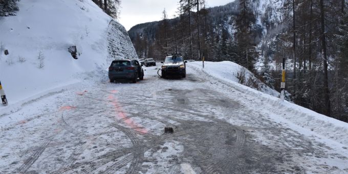Marmorera GR: Drei leicht verletzt bei Frontalkollisionen. Marmorera GR