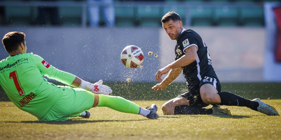 Heinz Lindner vom FC Sion wehrt den Schuss von Blerim Dzemaili erfolgreich ab.