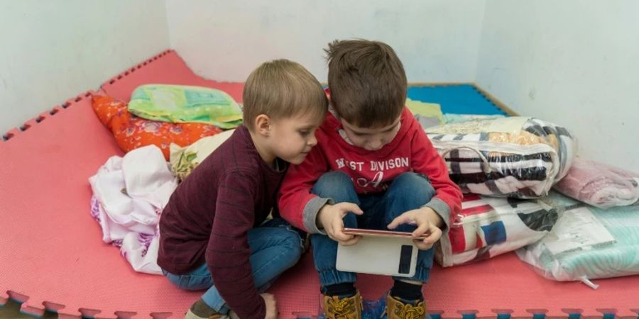 Kinder mit Smartphone