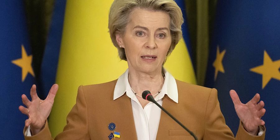 EU-Kommissionspräsidentin Ursula von der Leyen spricht in Kiew bei einer gemeinsamen Pressekonferenz mit dem ukrainischen Präsident Selenskyj. Foto: Efrem Lukatsky/AP/dpa