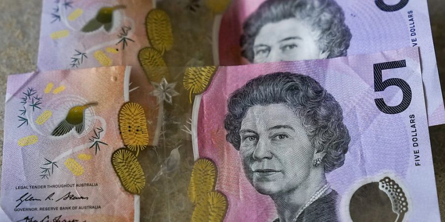 ARCHIV - Das Porträt der gestorbenen Queen Elizabeth II. auf der australischen Fünf-Dollar-Banknote wird ersetzt. Foto: Mark Baker/AP/dpa