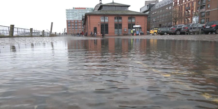 Etwas Wasser ist auf den Hamburger Fischmarkt geschwappt.