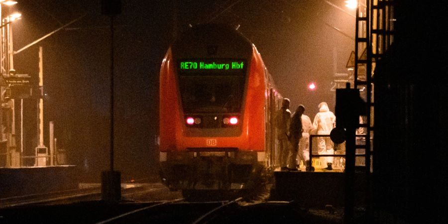 Die Spurensicherung am Bahnhof Brokstedt nach dem tödlichen Messerangriff am 25. Januar.
