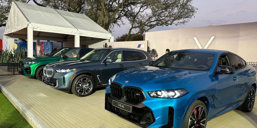 Unter der Sonne Floridas: Die überarbeiteten SUV X5 (links) und X6 (rechts) hat BMW bei einem exklusiven Oldtimer-Event in den USA vorgestellt.