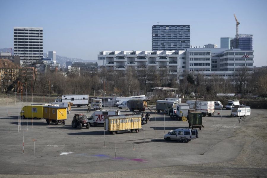 Menschen besetzten mit ihren Wagen das Hardturm-Areal in Zürich, aufgenommen am Dienstag, 14. Februar 2023.