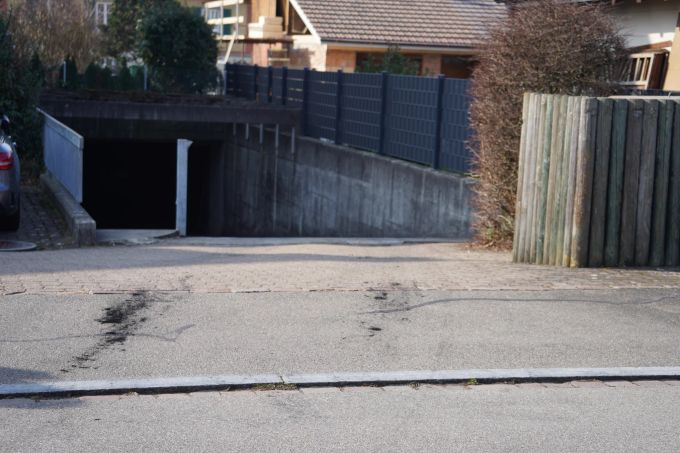 Auch vor der Garage sind die Spuren des Brandes zu sehen. Embrach ZH