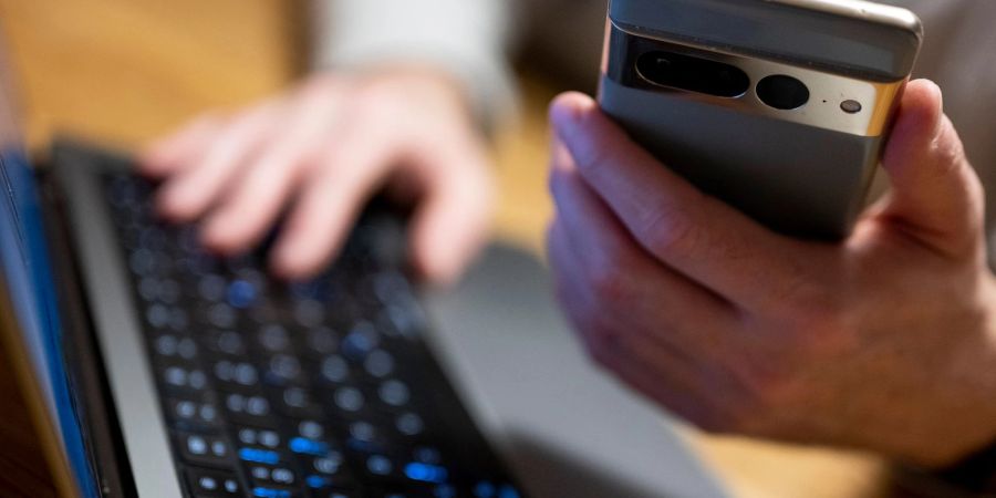 Die Steuererklärung lässt sich mit der neuen Elster-App auch auf dem Smartphone machen.