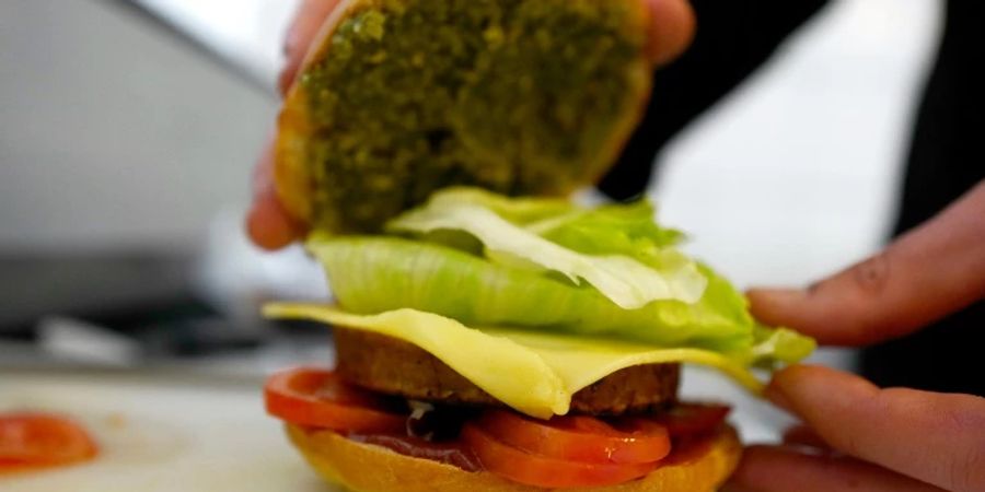 Zubereitung eines Burgers in einem Restaurant in Berlin