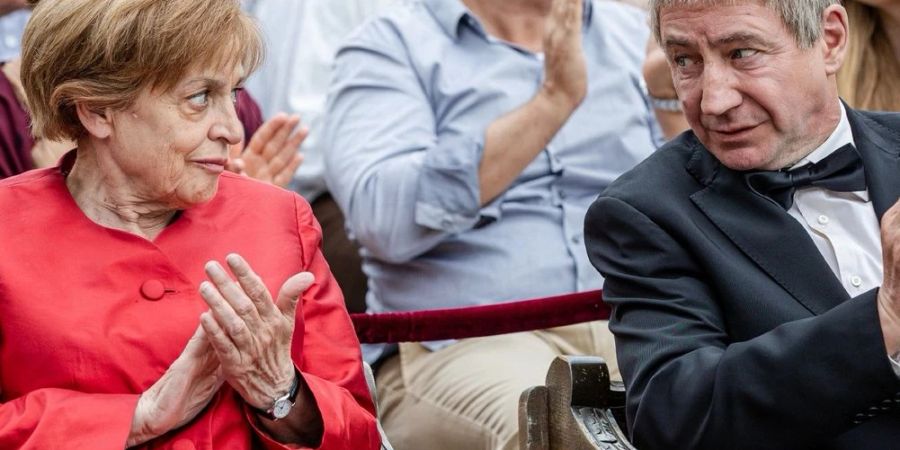 Miss Merkel (Katharina Thalbach) und Ehemann Joachim Sauer (Thorsten Merten) in «Miss Merkel - Ein Uckermark-Krimi».