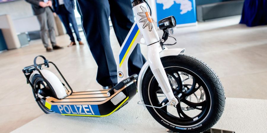 Ein Jahr nachdem die Polizei erstmals in Deutschland auf Norderney E-Scooter in den Dienst genommen hat, fällt die Bilanz positiv aus.