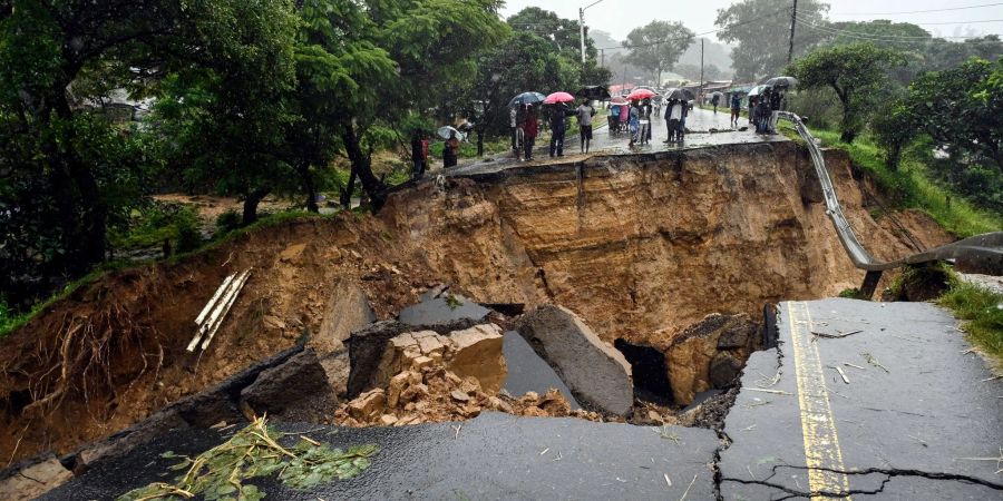 Eine Strasse in Malawi ist nach den schweren Regenfällen des tropischen Wirbelsturms »Freddy« eingebrochen.