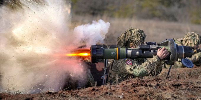 Ein ukrainischer Soldat feuert eine NLAW-Panzerabwehrlenkwaffe während einer Übung im Rahmen der Joint Forces Operation im Oblast Donezk. Ein ukrainischer Soldat feuert eine NLAW-Panzerabwehrlenkwaffe während einer Übung im Rahmen der Joint Forces Operation im Oblast Donezk.